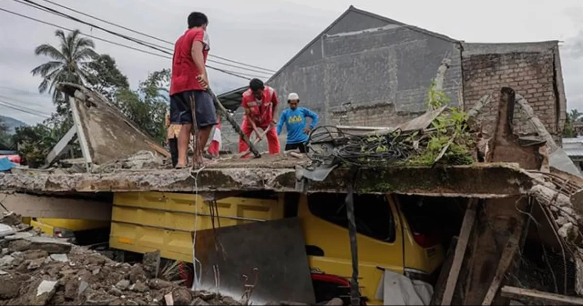 Más de un tercio de las víctimas mortales son niños, ya que los temblores impactaron la poblada provincia de Java Occidental en pleno horario escolar