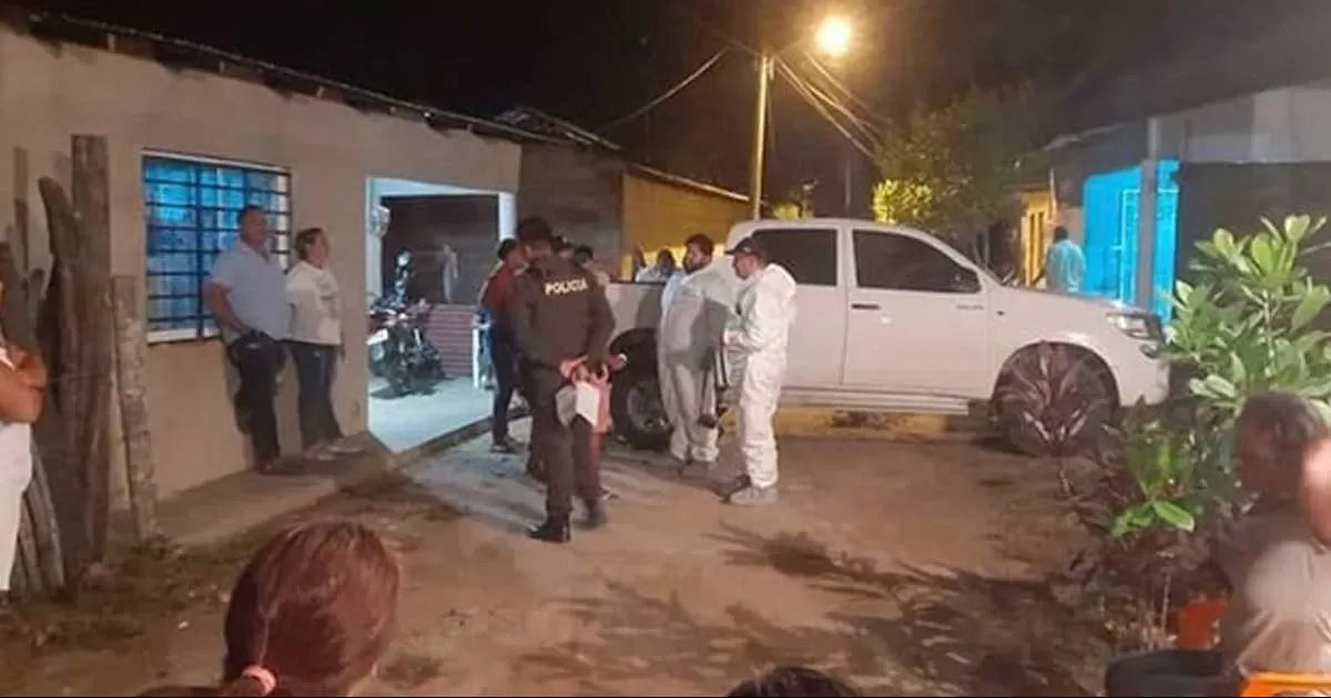 Cuando el hombre de la tercera edad, entró a su casa, no pudo soportar ver a su único hijo muerto y sufrió un ataque al corazón que le quitó la vida.