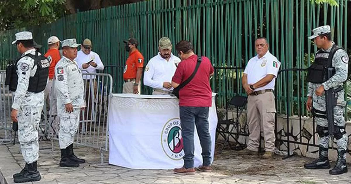 Los migrantes se reunieron a las afueras del módulo de atención provisional ubicado en el parque ecológico.