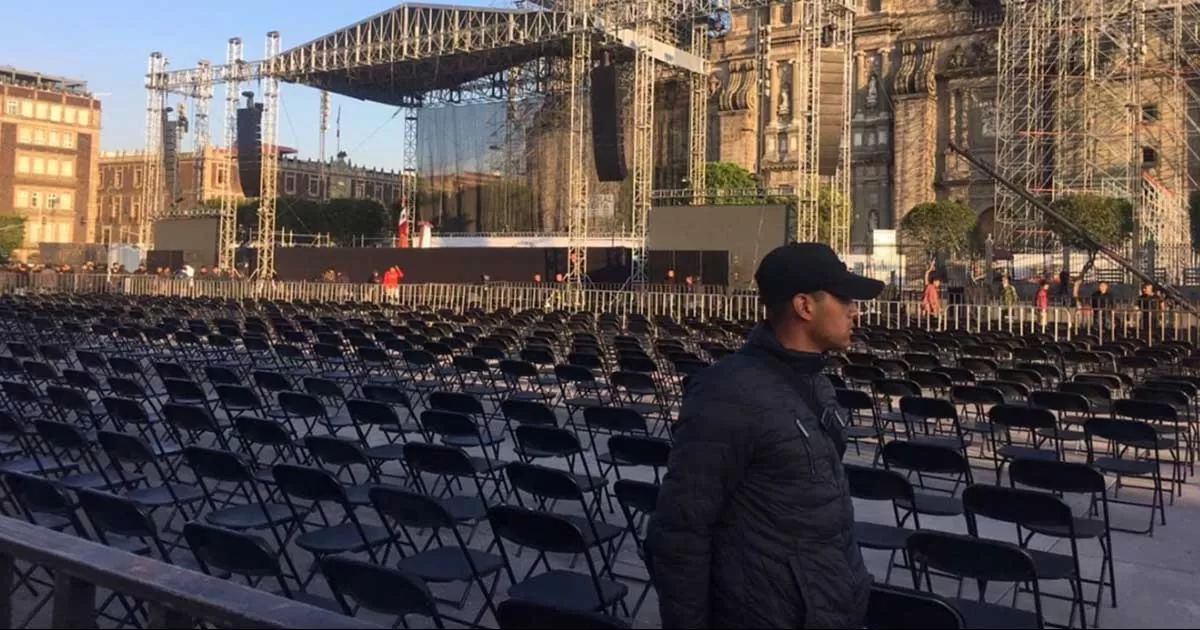Cientos de sillas fueron instaladas para que sean ocupadas por invitados del presidente López Obrador