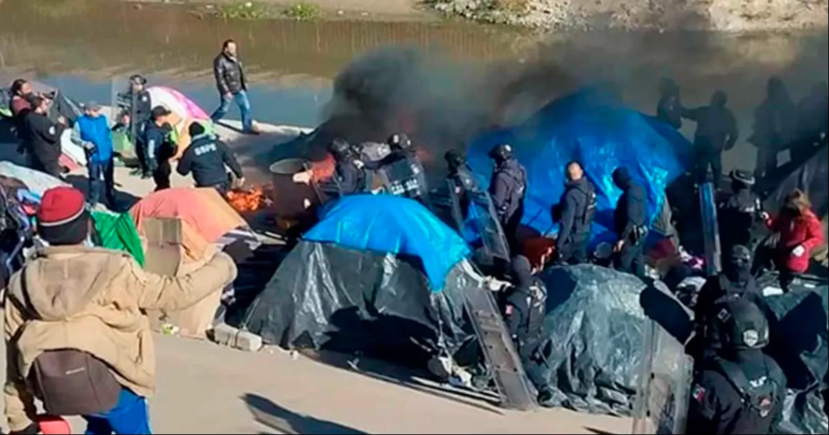 VIDEO: Con antimotines desalojan a migrantes a orillas del Río Bravo en Ciudad Juárez