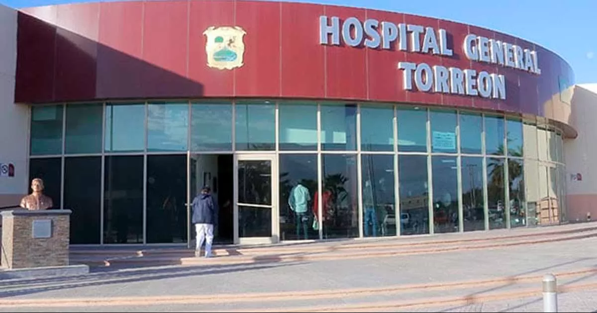 La niña andaba su andadera y al ingresar a la cocina jaló un cable de un aparato calentador lo que provocó que le cayera una cubeta con agua caliente encima