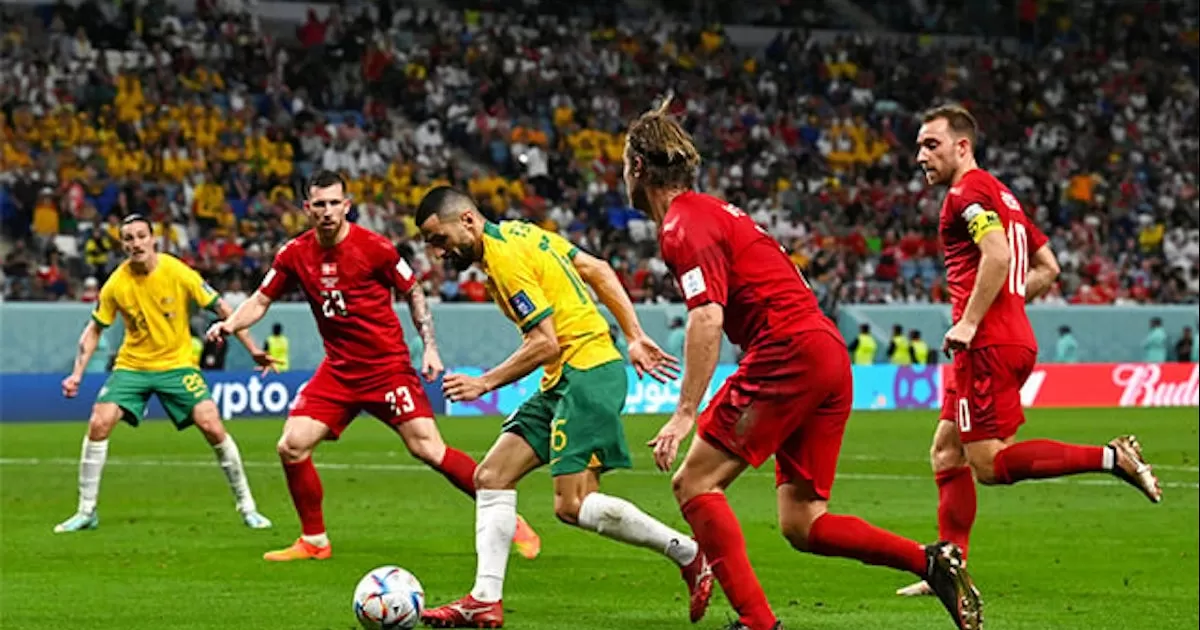 Australia se impone ante Dinamarca 1-0 y consigue su pase a octavos en Qatar