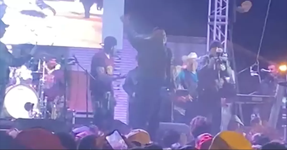 Lanza alcalde morenista de Coahuila billetes en su cumpleaños