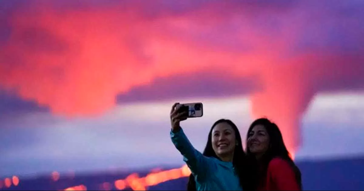 Erupción del volcán Mauna Loa en Hawái atrae a miles de espectadores en búsqueda de una selfie