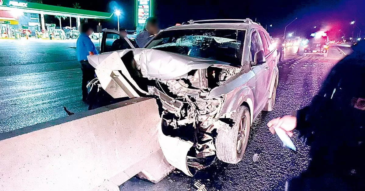Estrella camioneta de frente con muro de contención.