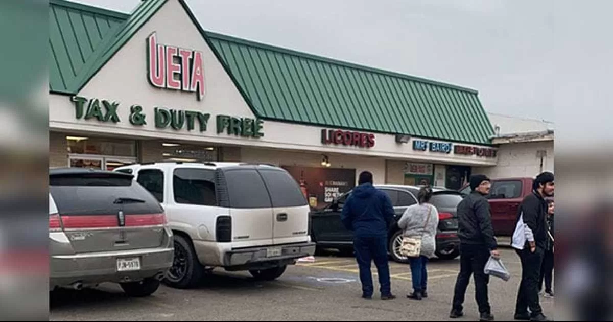 Elementos de bomberos llegaron al lugar para realizar algunas maniobras y extraer el humo.