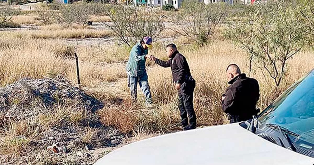 El hombre solo salió a cortar hierba para darle de comer a sus chivas, pero los policías recibieron un reporte que había una camioneta en el monte, por lo que se les hizo sospechoso