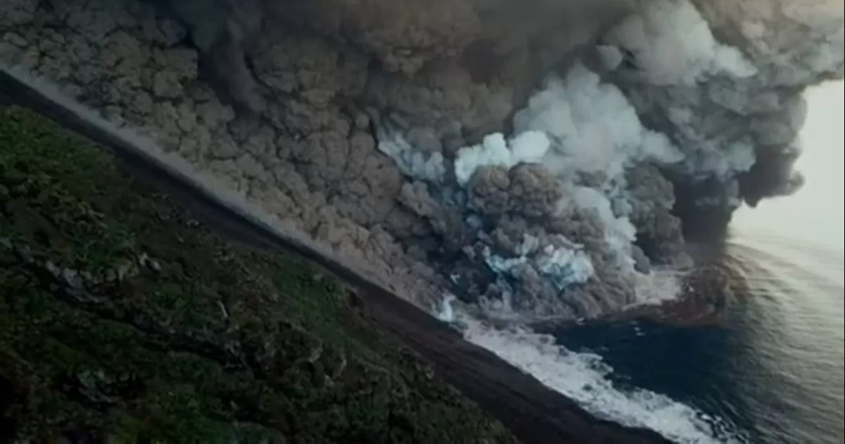 Nueva erupción del volcán en la isla italiana de Stromboli despierta temor