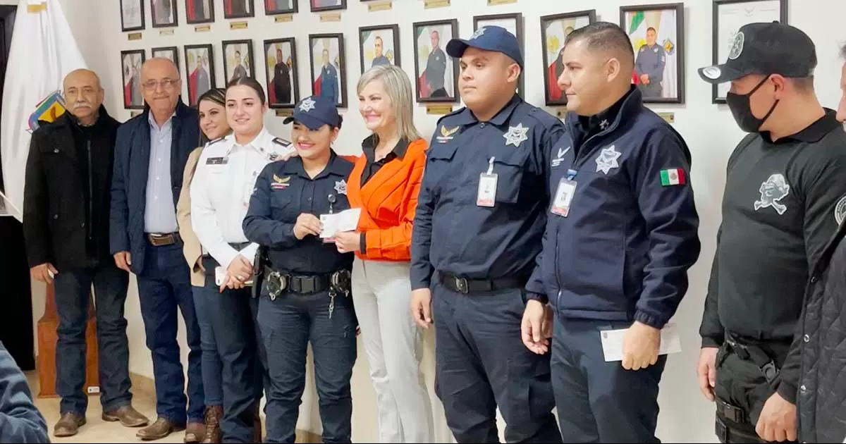 La alcaldesa les mencionó a los policías reconocidos que su actuar es y debe ser un ejemplo para el resto de sus compañeros en la corporación, en particular para los nuevos elementos recién graduados de la academia.