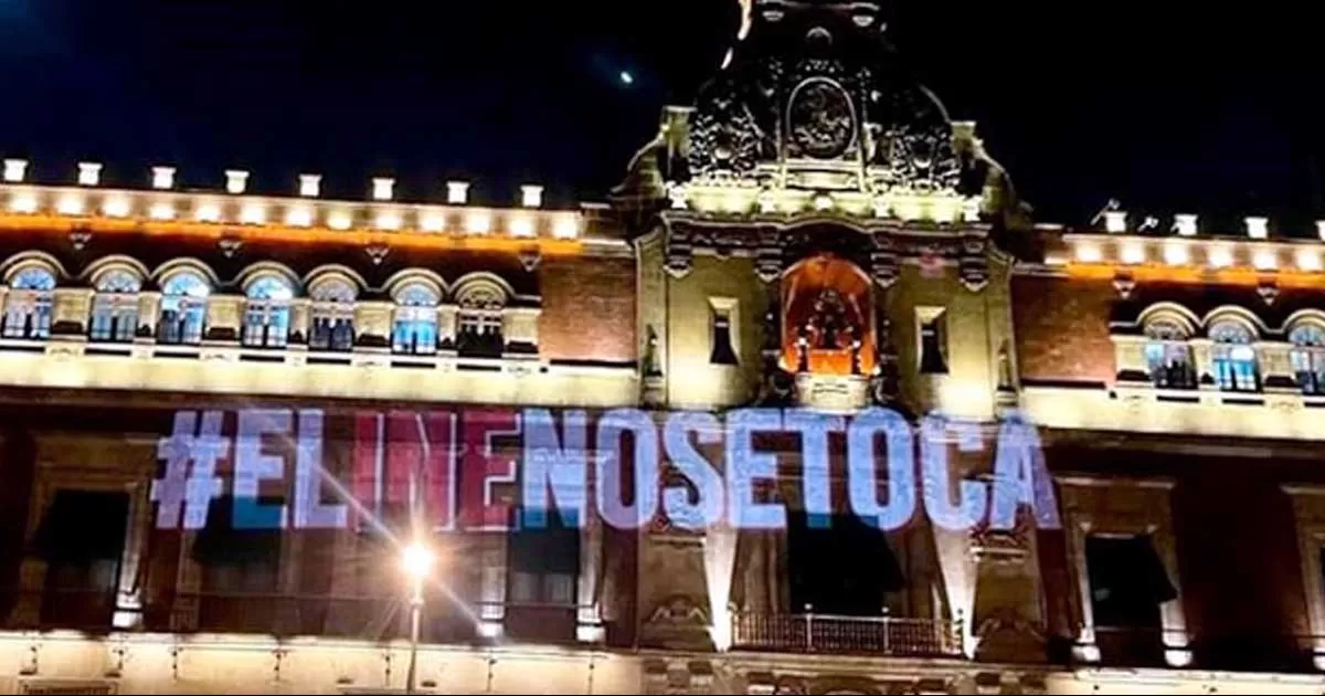 Luego que batearan reforma electoral en San Lázaro, activistas proyectaron el lema '#ElINENoSeToca' en la fachada de Palacio Nacional.