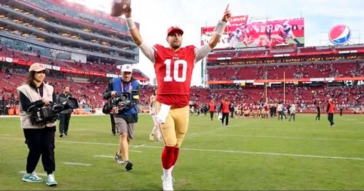 Libra Garoppolo el quirófano y podría volver para Playoffs de la NFL