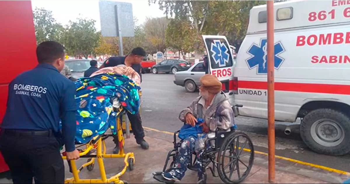 Obliga Scotiabank de Sabinas a cliente a acudir en camilla para renovar tarjeta