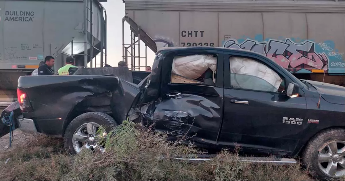 Por no respetar el derecho de vía del ferrocarril, el conductor de una camioneta se atravesó en el camino del armatoste, que lo sacó de la vía del golpe.