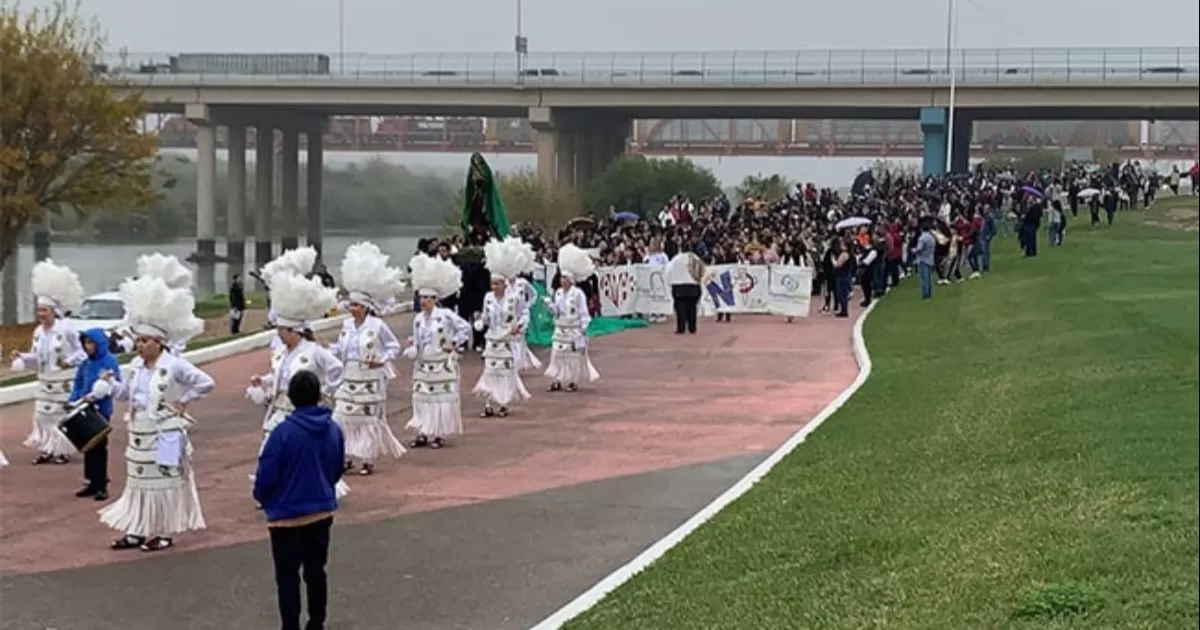 El contingente se conformó con estudiantes de primaria, hasta preparatoria, así como padres de familia