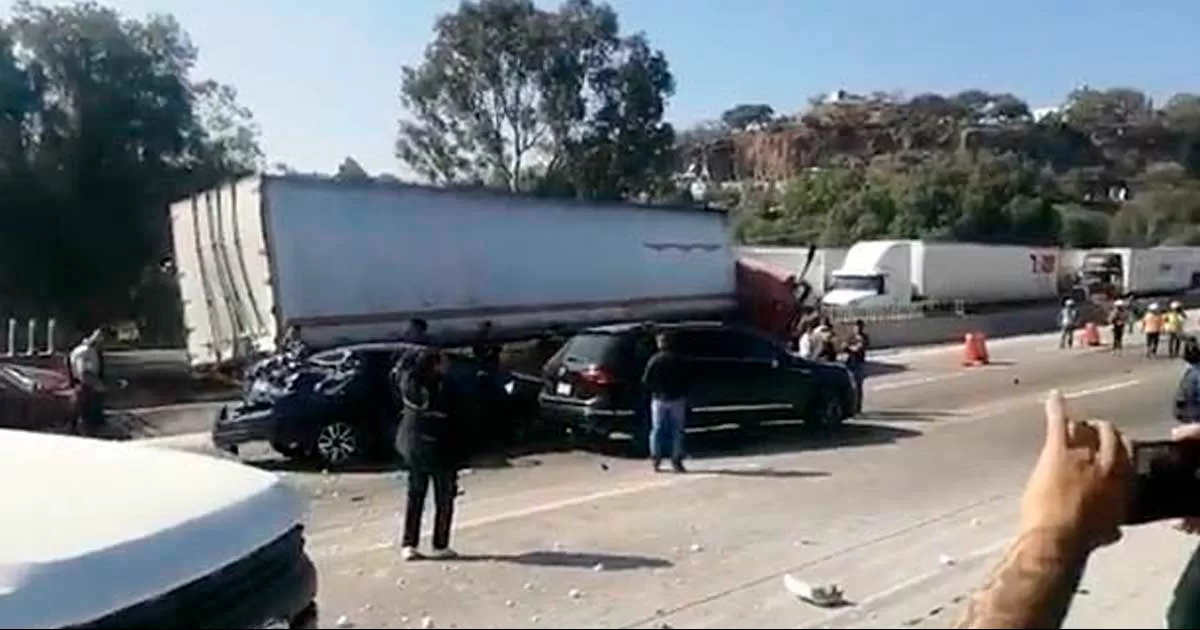 Tráiler sin frenos provoca terrible carambola en carretera México-Querétaro