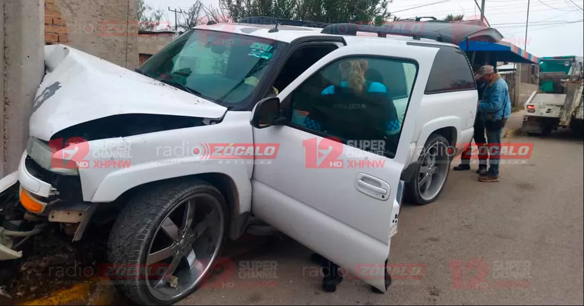 La camioneta quedó prácticamente incrustada en el poste de cemento.