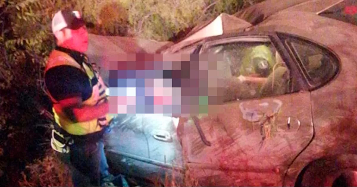 Elementos de bomberos acudieron con las tijeras de la vida para poder sacarlos del automóvil