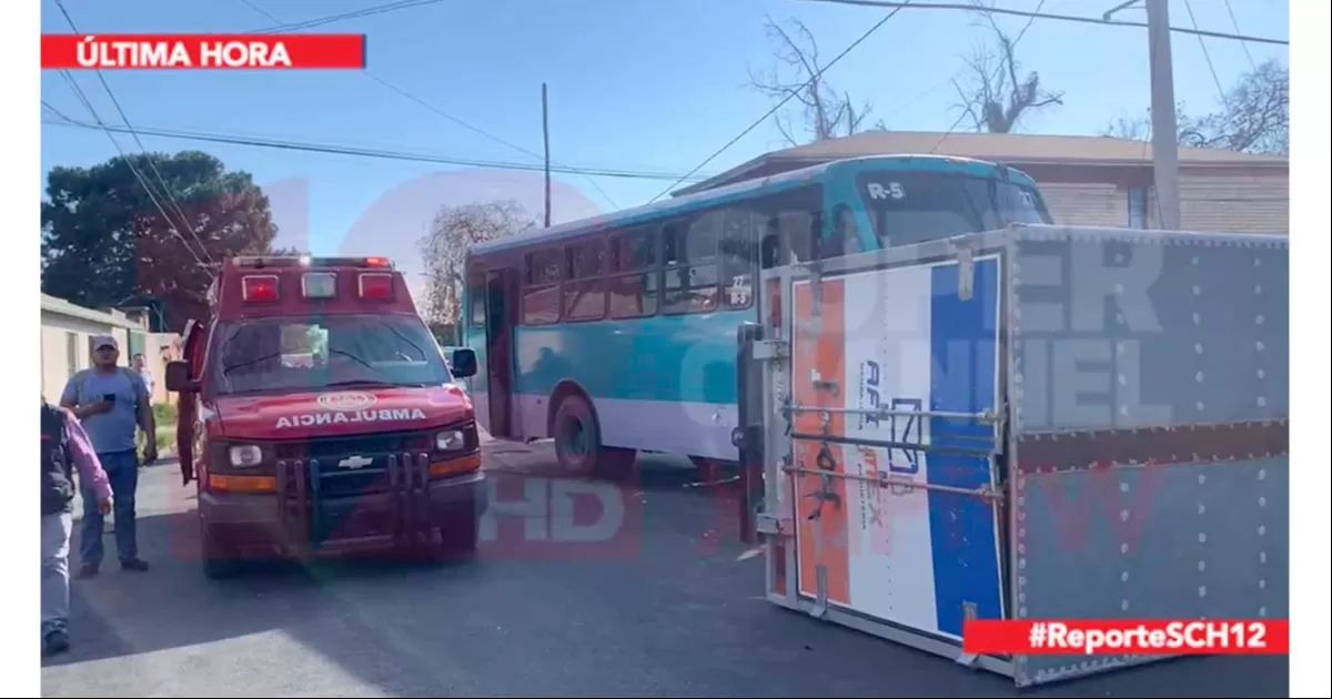 Una camioneta de paquetería con placas de Nuevo León presuntamente se pasó un alto y causó un accidente que dejó a varios pasajeros de un camión de ruta lesionados.