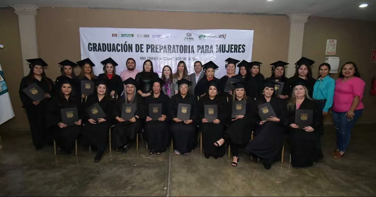 Gradúan 77 mujeres de preparatoria en Nava