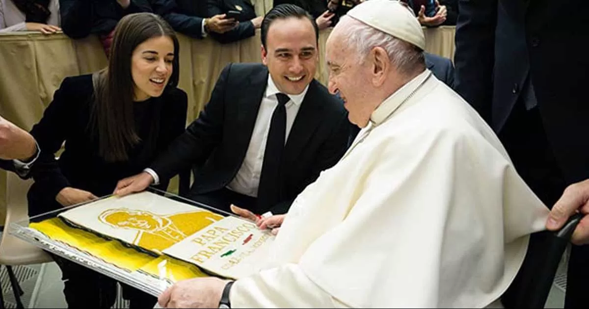 El funcionario coahuilense le regaló un sarape de Saltillo al Papa.