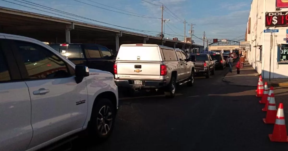 Paisanos saturan ambos puentes; colapsa la ciudad
