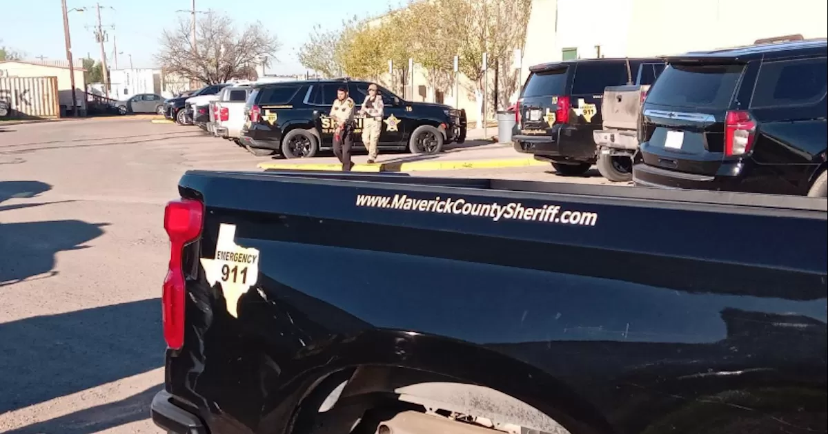 Madre deja sola a su niña en plena madrugada en Eagle Pass