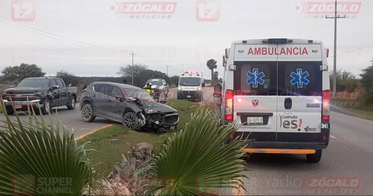 La conductora recibió atención médica en el lugar, ya que debido del fuerte choque resultó policontundida.