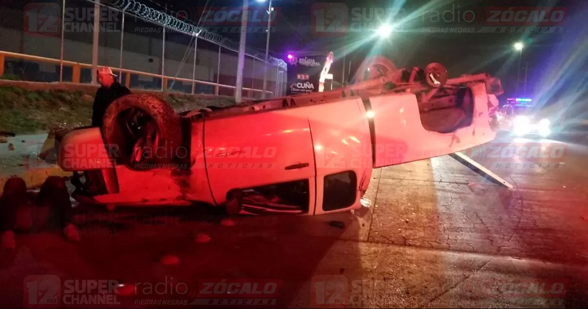 Por el exceso de velocidad en el que viajaba el conductor de una Silverado, perdió el control y se impactó contra un poste para desués sufrir la volcadura.