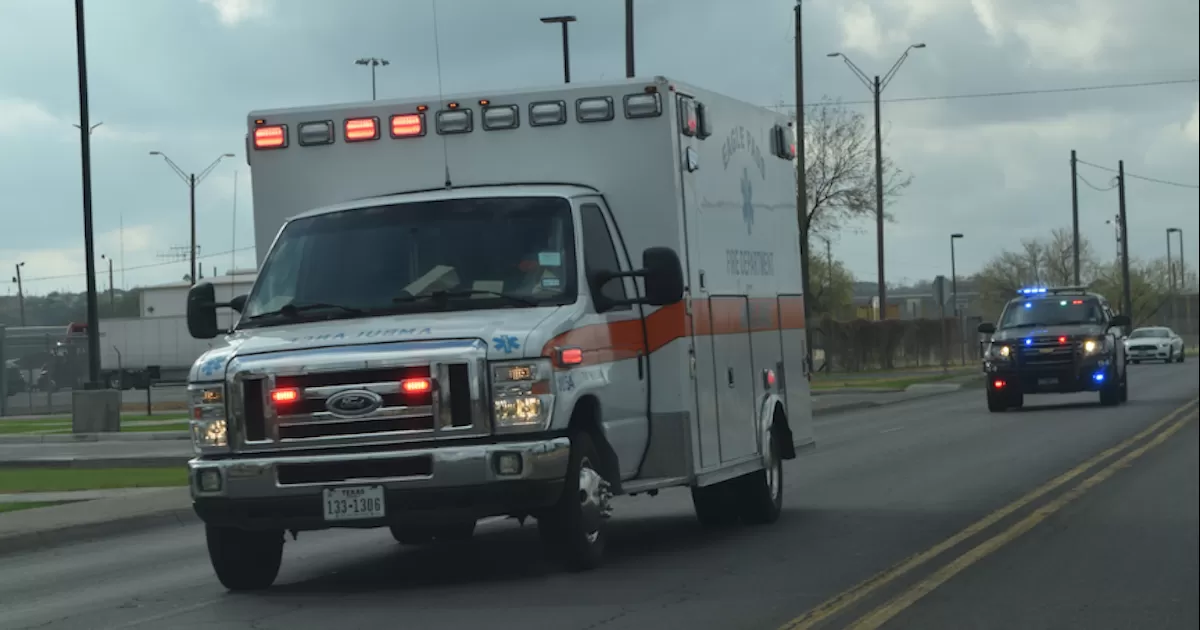 La información que aporta la policía, indica que la persona tiene una herida de bala que le provocó la muerte instantánea.