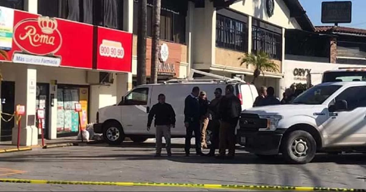 Abandonan camioneta con 6 cadáveres en plaza de Tijuana