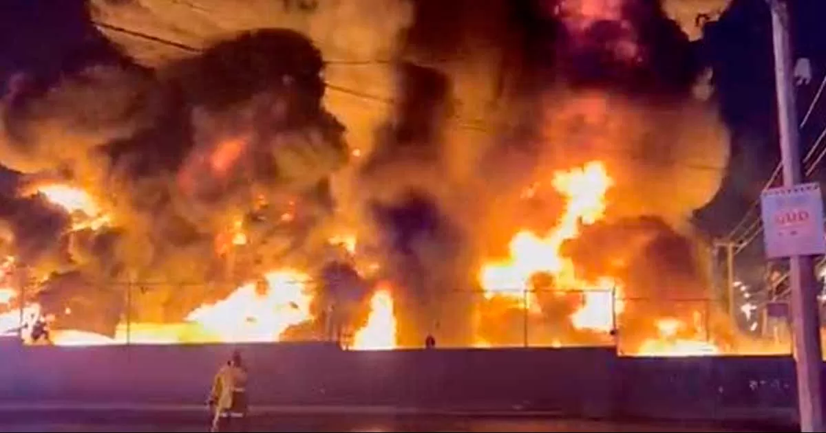 Video: Voraz incendio consume recicladora en Jalisco