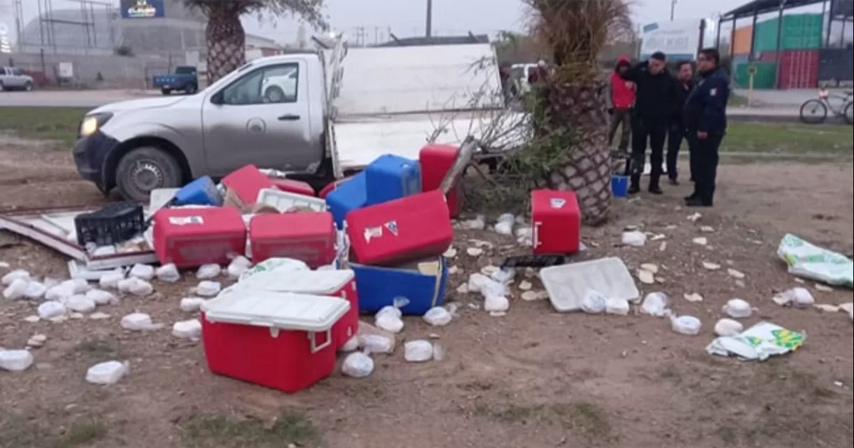 Repartidor de tortillas choca a vehículo y se sale del camino en Libramiento Pérez Treviño