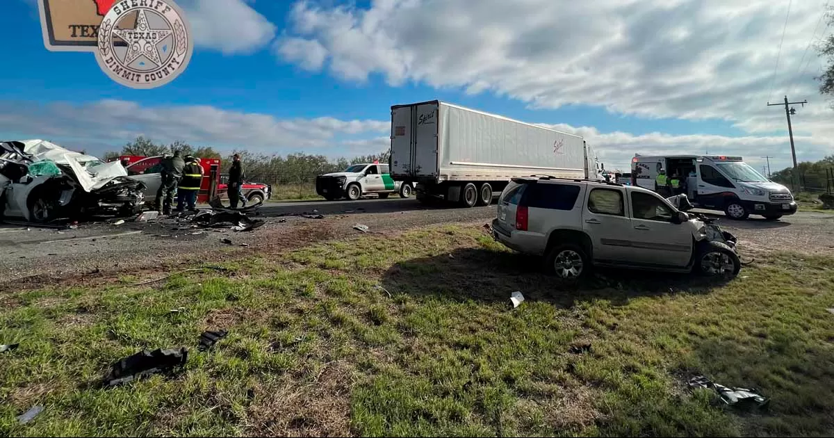 Debido a lo aparatoso del accidente, acudieron al lugar bomberos de Eagle Pass, La Salle y Uvalde. Una camioneta quedó aplastada de un lado, mientras que la otra acabó con toda la parte frontal destrozada