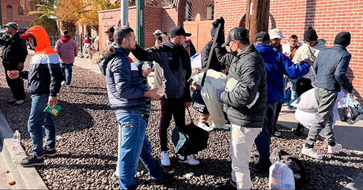 Envían autobuses con decenas de migrantes desde El Paso a Nueva York y Chicago