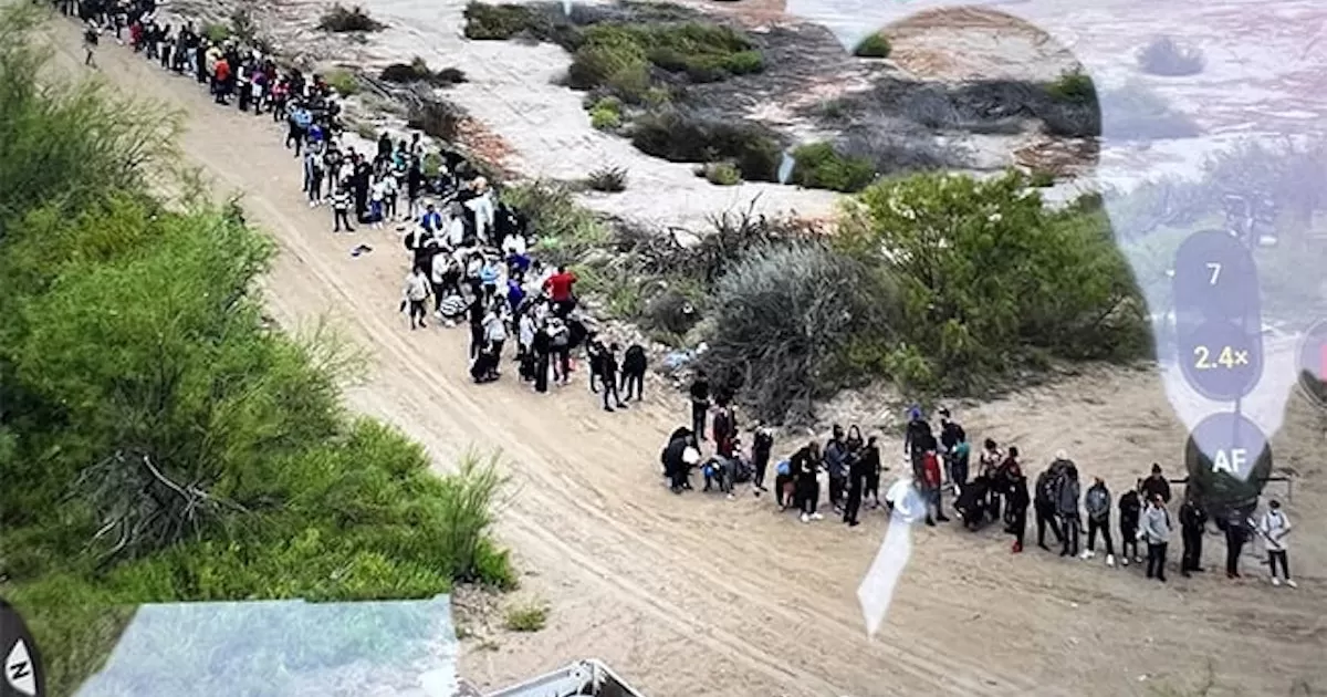 Mientras los tribunales estadounidenses deciden si mantienen o tumban la disposición de Trump, los pasos limítrofes del norte de México se saturan