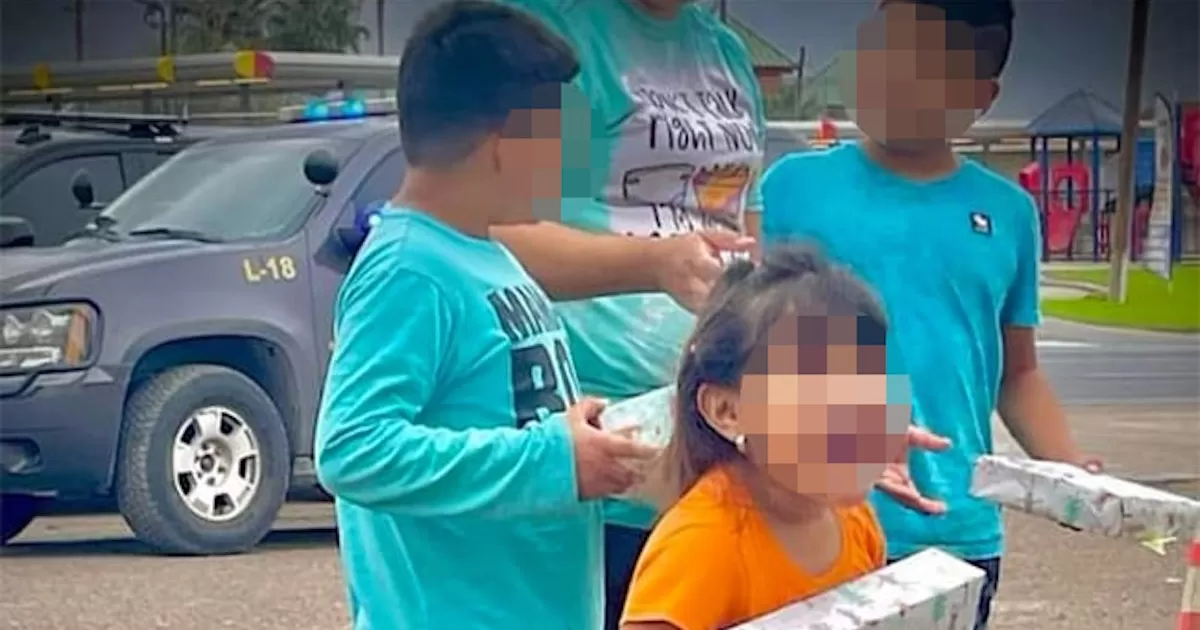 Sheriff regala juguetes a hijos de prisioneros en Eagle Pass