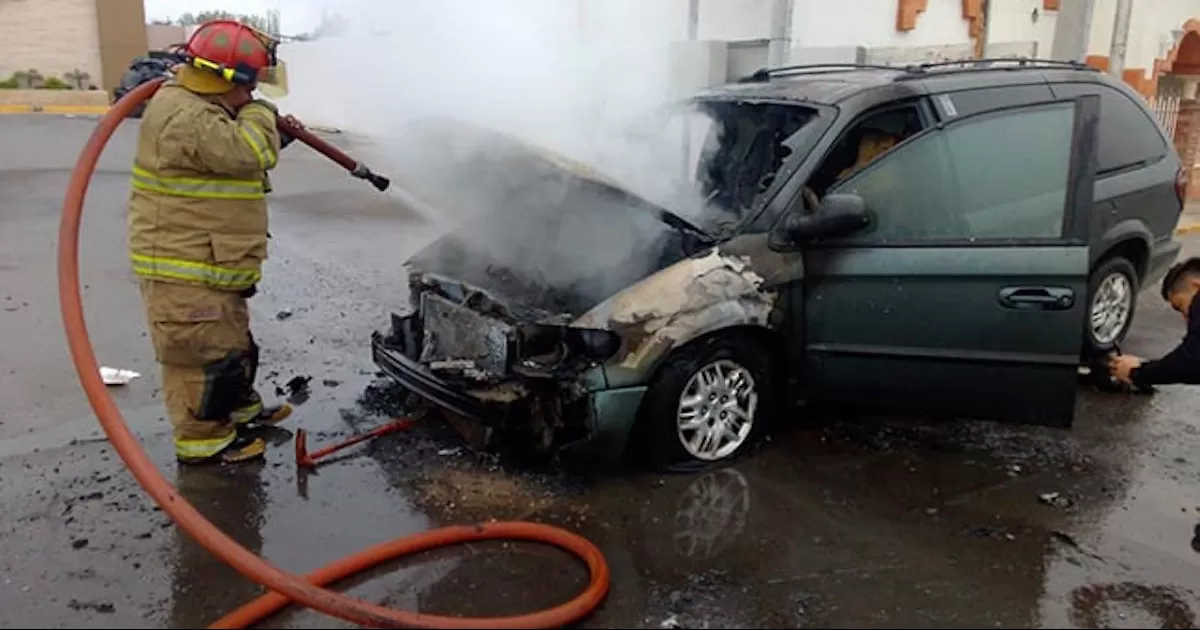 La camioneta sufrió un cortocircuito en el área del motor, comenzando a incendiarse.