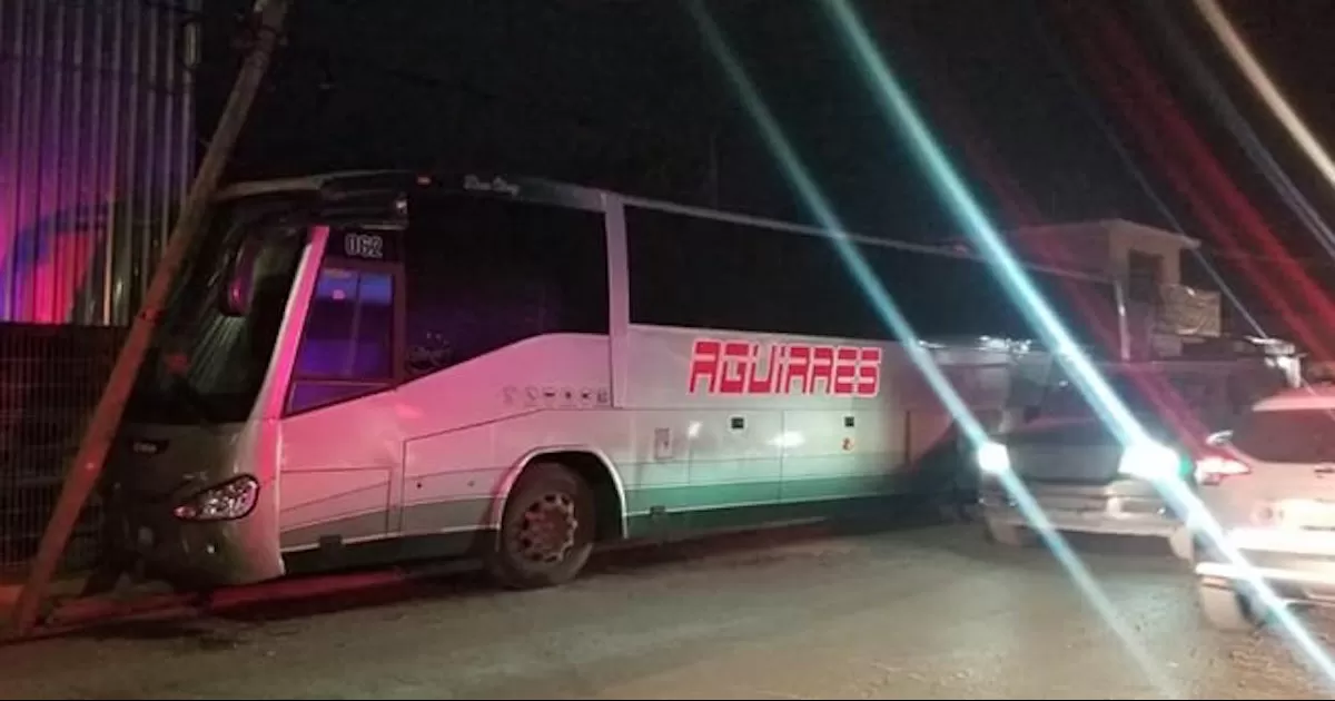 Se accidenta autobús ‘pollero’ e intenta escapar en Acuña