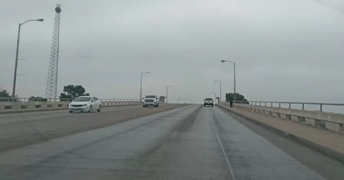 Departamento de Texas esparce grava en los pasos a desnivel