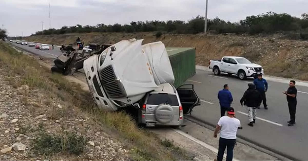 Tráiler doble remolque cae sobre vehículo de una familia en carretera Victoria-Monterrey; todos salieron ilesos
