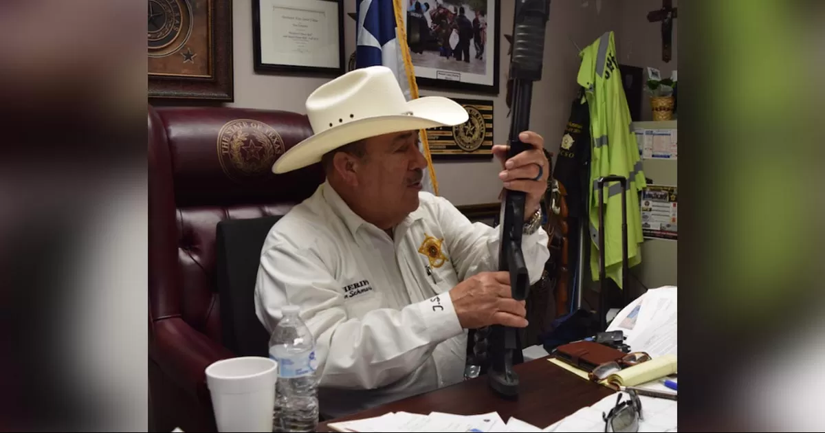 Pide Sheriff no celebrar Navidad y Año Nuevo detonando armas