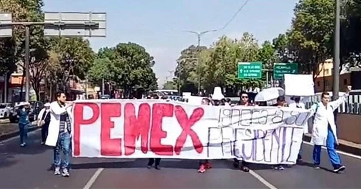 Exigen médicos residentes aguinaldo frente a torre de Pemex