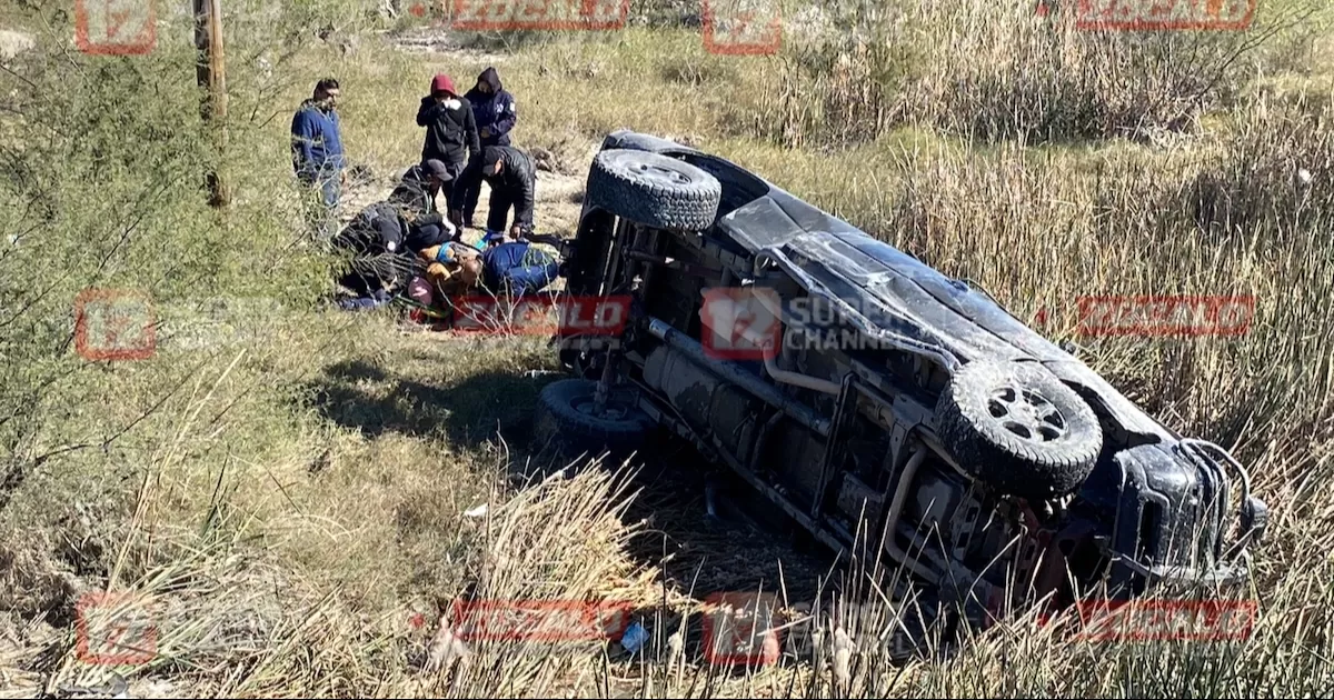 Mujer sale lesionada en choque volcadura en Col. Las Praderas