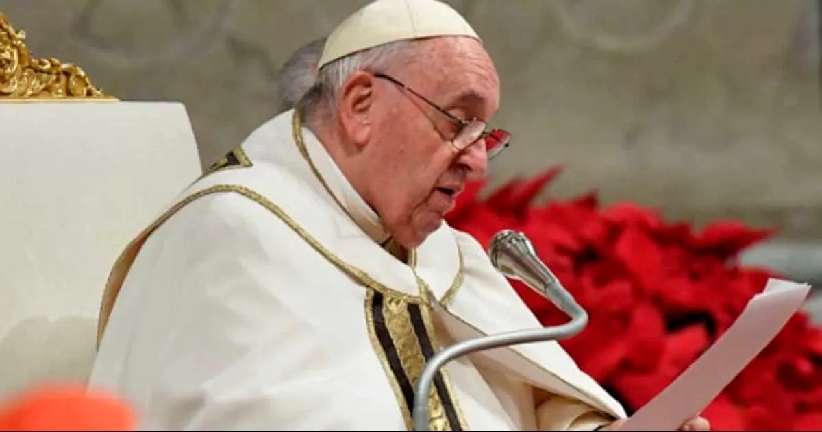 El Sumo Pontífice celebró su tradicional misa de Nochebuena en la basílica de San Pedro donde hizo un llamado a reflexionar sobre la guerra.