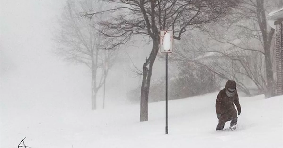 La tormenta aún golpea partes del medio oeste superior y el interior del noreste con fuertes nevadas y ventiscas