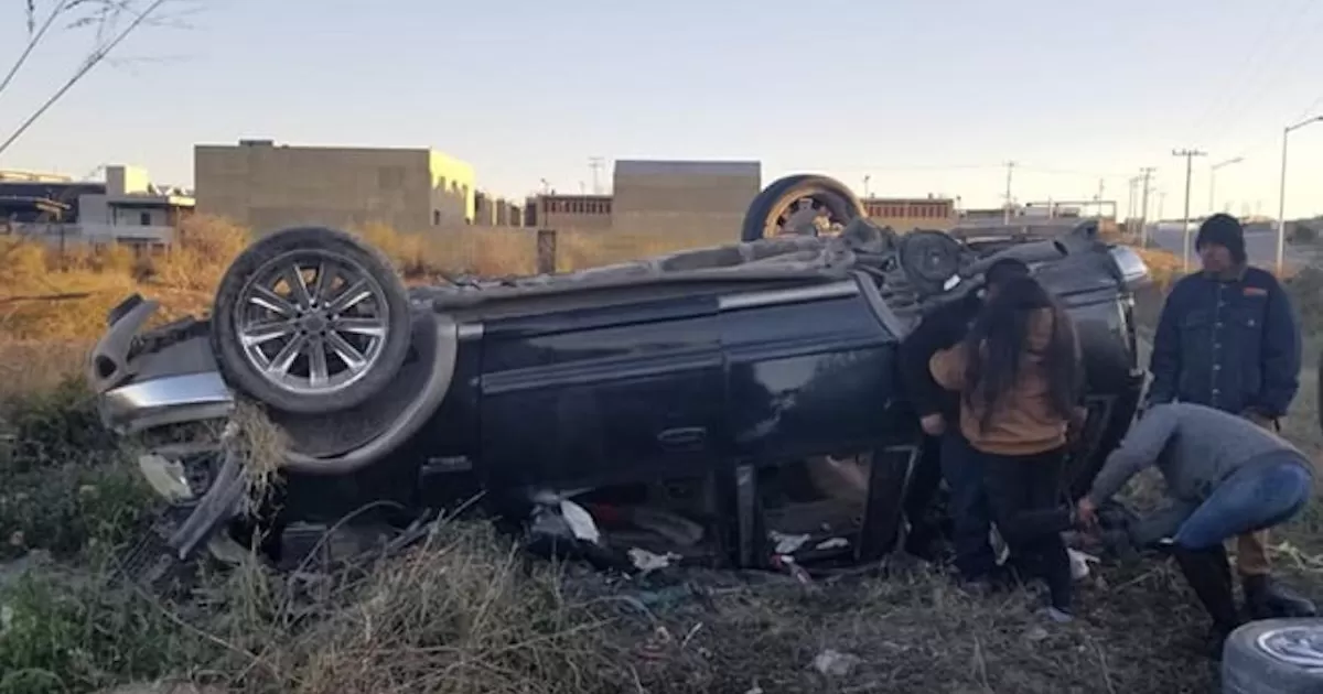 Choca con luminaria y vuelca con su camioneta en Acuña