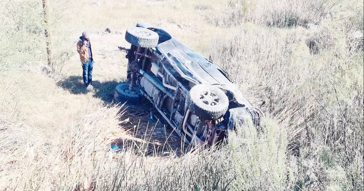 Accidenta y vuelca en su auto Mustang