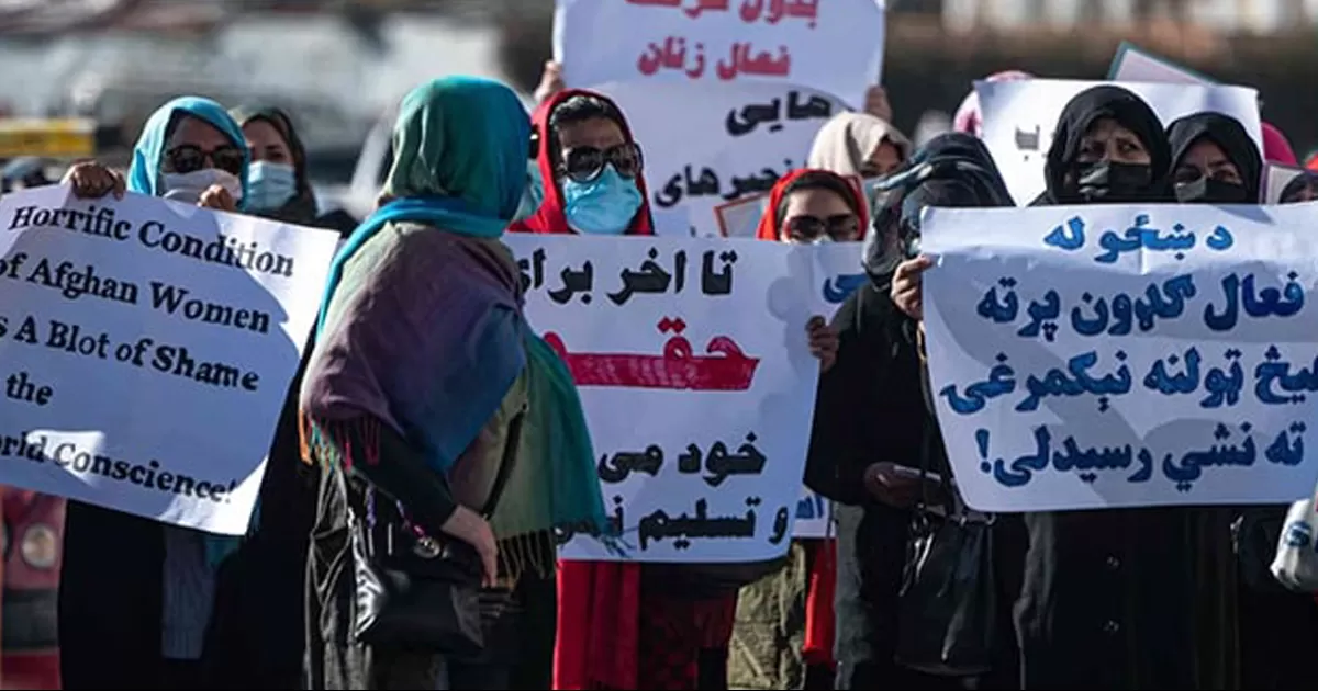 Seis organizaciones no gubernamentales han anunciado la suspensión de sus actividades en Afganistán tras la prohibición de trabajo a mujeres.