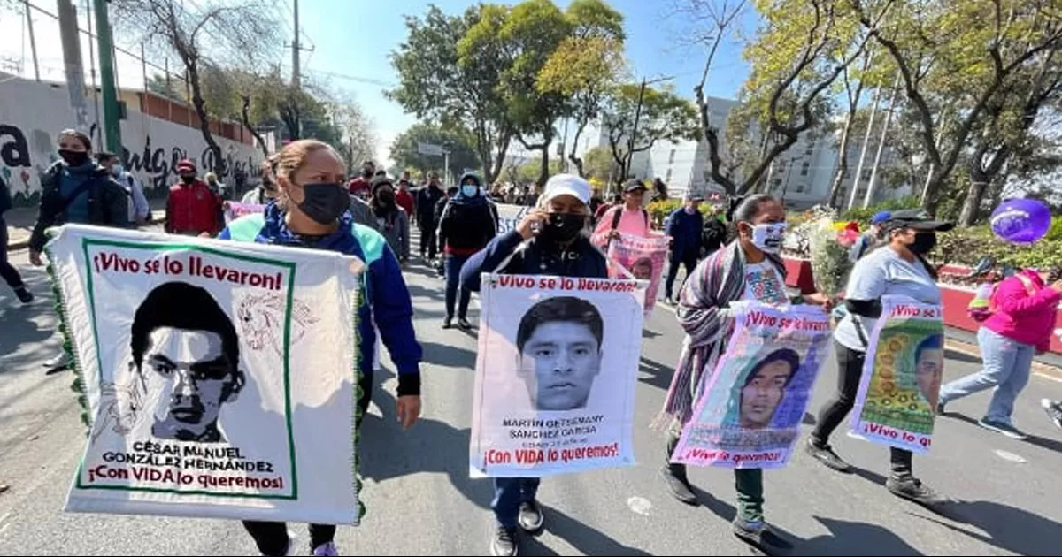 La protesta se llevó a cabo al cumplirse 8 años y 3 meses de la desaparición de los estudiantes, sin que hasta la fecha se haya resuelto.